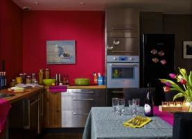 Modige farger og iøynefallende elementer for ditt kjøkken. 6 lyse ideer