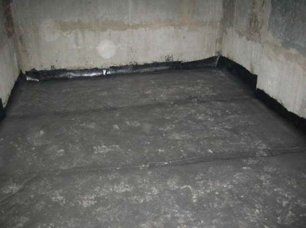 Horisontal rull isolasjon kjeller med overlappinger på veggen. 10-12 cm.