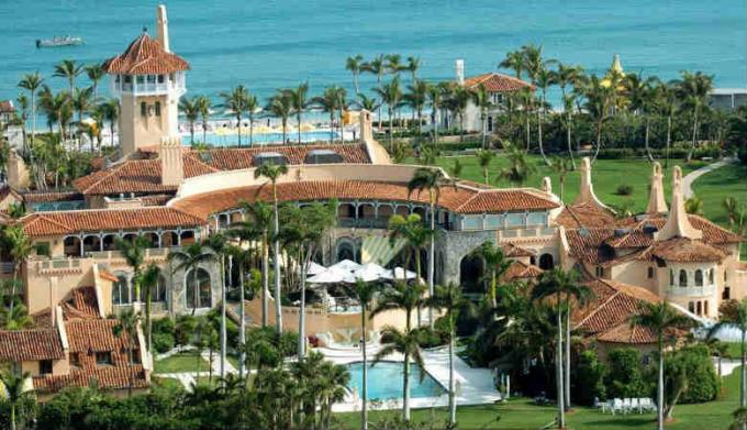 Mar-a-Lago i Palm Beach. Private Club hotellet. Si, er det anslått til 200 millioner. $. Det gjør et overskudd på $ 15 millioner. $ Per år. (Image Source - Yandex-bilder)