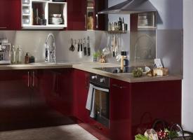 Modig og fortsatt fasjonable rød for kjøkkenet. 6 moderne ideer