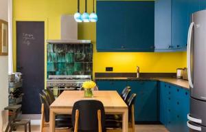 Imponerende farge tandem for kjøkkenet. 6 elegante fargekombinasjoner