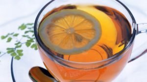 Hvis du regelmessig drikker te med sitron i morgen, kan du forbedre hudens tilstand. Han gir styrke og elastisitet i huden, og hindrer aldersrelaterte endringer. 