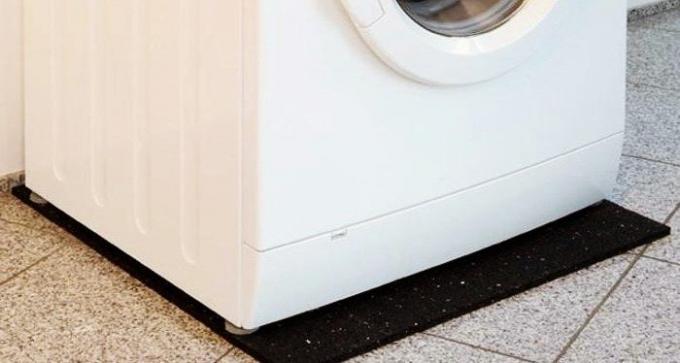 Vaskemaskin på vibrasjon matte