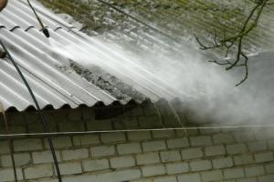 Reparasjon av taket hage hus