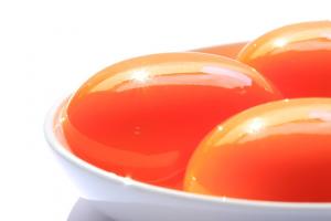 Egg i den "riktige" color: hvordan å lage oransje eggeplomme