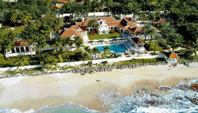 Le Chateau de Palmer i St. Maarten. 45 amerikanske presidenten selv, kaller denne villaen, "en av de største private boliger i verden." Leieprisen per slag er 28000 amerikanske penger. Husleien er mulig i minst 5 dager. (Image Source - Yandex-bilder)
