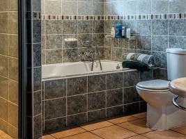 Hvordan rengjøre toalettskålen på urin stein