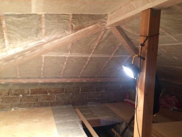 Termisk isolering av taket med installasjon av en dampsperre.