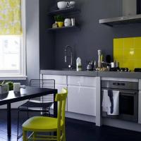 6 kule og elegante fargekombinasjoner av kjøkkenmøbler, vegg og gulv for kjøkkenet.