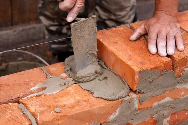 En prøve av murverk murstein en med fiskelinen strekkes til planhet
