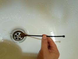 En enkel, men svært effektiv måte å rense sluket på badet av håret uten å fjerne vannlåsen.