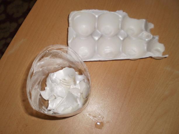 Som drenering kan du bruke egg skuffer laget av skummet som må knust i små biter. 
