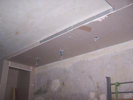 Reparasjoner i soverommet med overføring av dører og innebygde møbler
