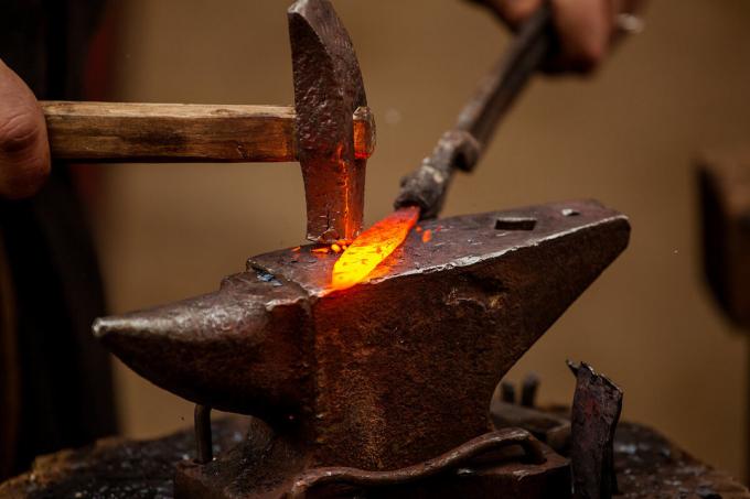 Anvil - det viktigste verktøyet-verktøyet til å smi metaller.