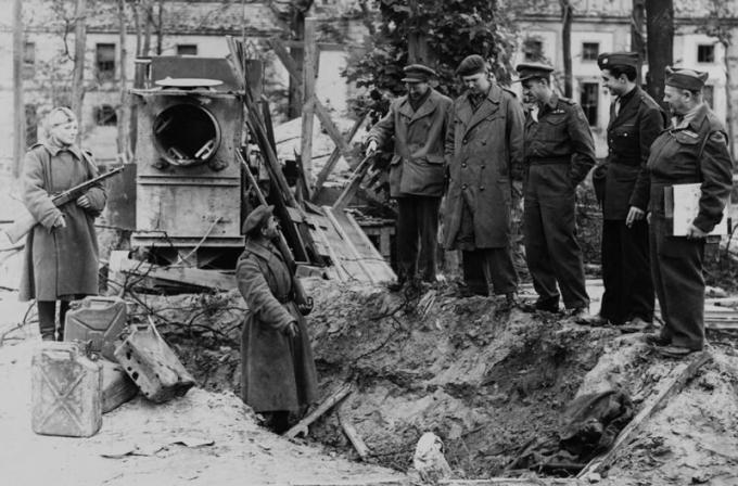 Pit, hvor han ble begravet Fuhrer og bokser ut av bensin. mai 1945
