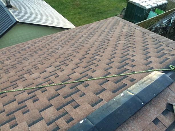 Installasjon av ventilasjons ryggen for den myke taket.