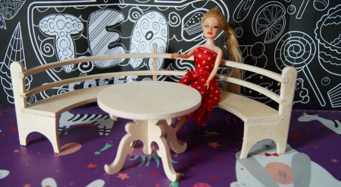Møbler til dukker med sine egne hender - dukketeater bord og benk