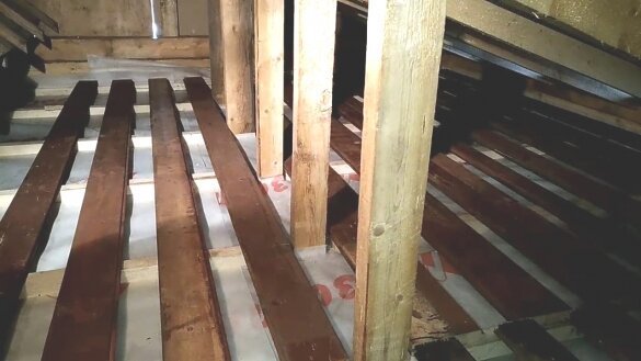 På loftet, på isolasjonen, er det ikke anbefalt å legge et fast gulv.
