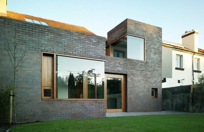 Huset i stil med minimalisme laget av keramisk murstein