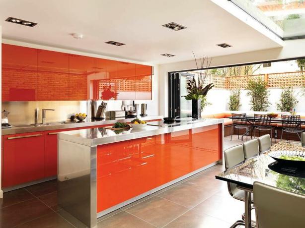 Kjøkken i oransje toner. Foto kilde: happymodern.ru