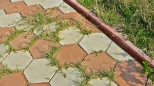 Enkle måter å bli kvitt det lange gresset på hagegangen mellom flisene: effekten av en dag