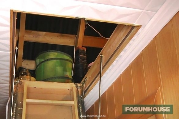 Når du utformer et provisorisk skur, ikke glem loftet, der du kan lagre ting.