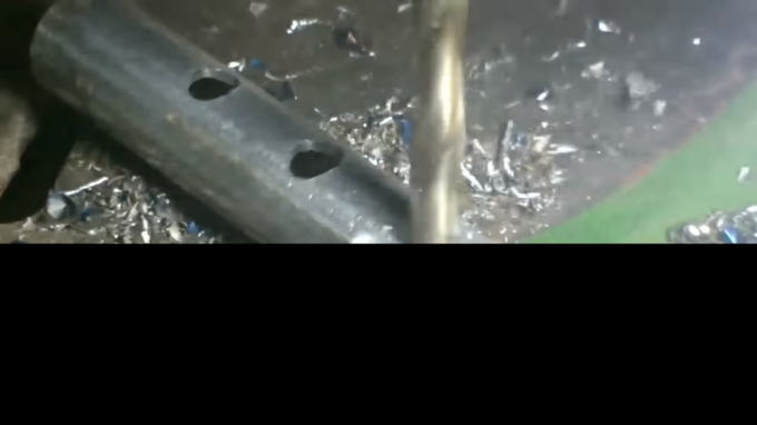 Prosessen med å bore hull i et metallrør