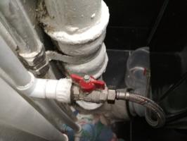 Beskytter ventilen mot vannlekkasjer inn i leiligheten. Kontroll av driften av ventilen