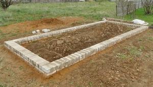 Instruksjoner: hvordan å bygge et drivhus på billig murstein foundation?