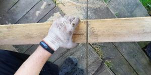 Hvordan lage en enkel og rimelig trebord med hendene.