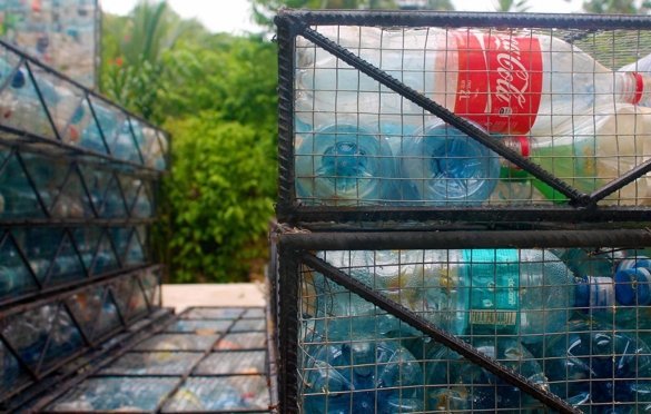 På ett hus utviklerne tok 10 tusen. plastflasker.