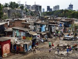 Søppel er et utmerket byggemateriale for bygging av hus i indiske slummen