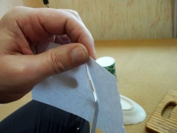 Dorezaem papirark ved å holde de øvre kanter.