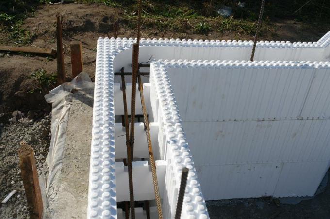 På bildet - en permanent forskaling for vegger tenner. polystyren plater stablet takket nellik i en flat vegg.