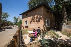 Ny teknologi for bygging av hus: jord og murstein Chameleon