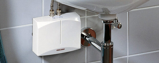 Momentant vannvarmer montert under vasken