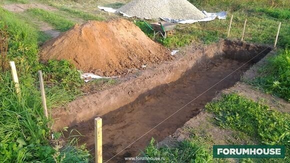 Bredden og dybden av beltene - 60 cm. Grøftebredde - 1,5 meter.