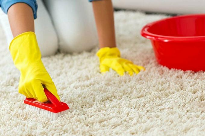 Hvordan du rengjør teppe uten spesialverktøy?