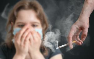 Hvordan bli kvitt lukten av tobakksrøyk?